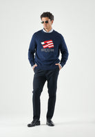 TOMMY HILFIGER Maglione RWB CREW, carbon navy blu da uomo con motivo grafico a bandiera Americana e logo ricamato.<BR/><BR/>. MW0MW43386 DCC TOMMY HILFIGER 