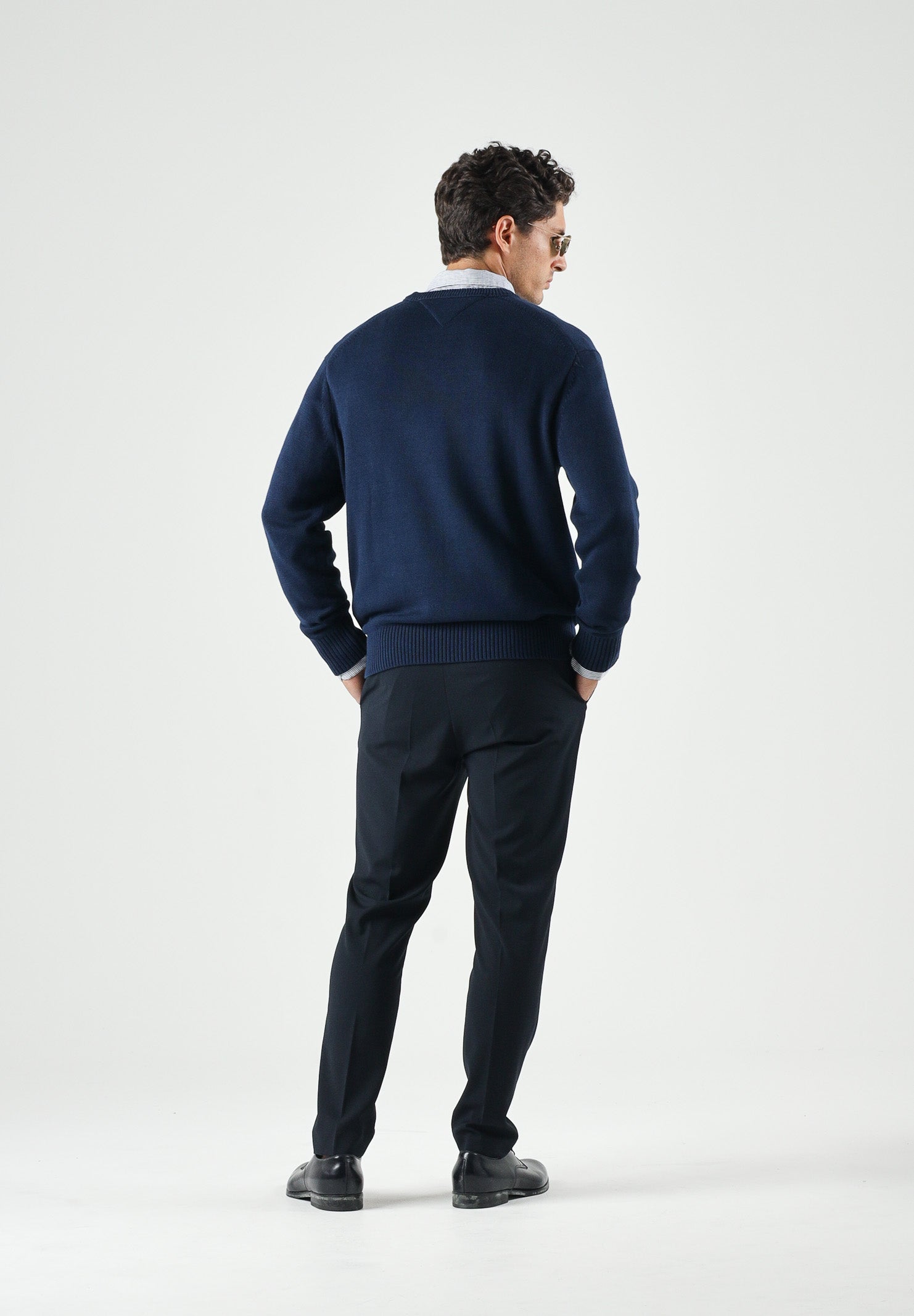 TOMMY HILFIGER Maglione RWB CREW, carbon navy blu da uomo con motivo grafico a bandiera Americana e logo ricamato.<BR/><BR/>. MW0MW43386 DCC TOMMY HILFIGER 
