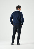 TOMMY HILFIGER Maglione RWB CREW, carbon navy blu da uomo con motivo grafico a bandiera Americana e logo ricamato.<BR/><BR/>. MW0MW43386 DCC TOMMY HILFIGER 