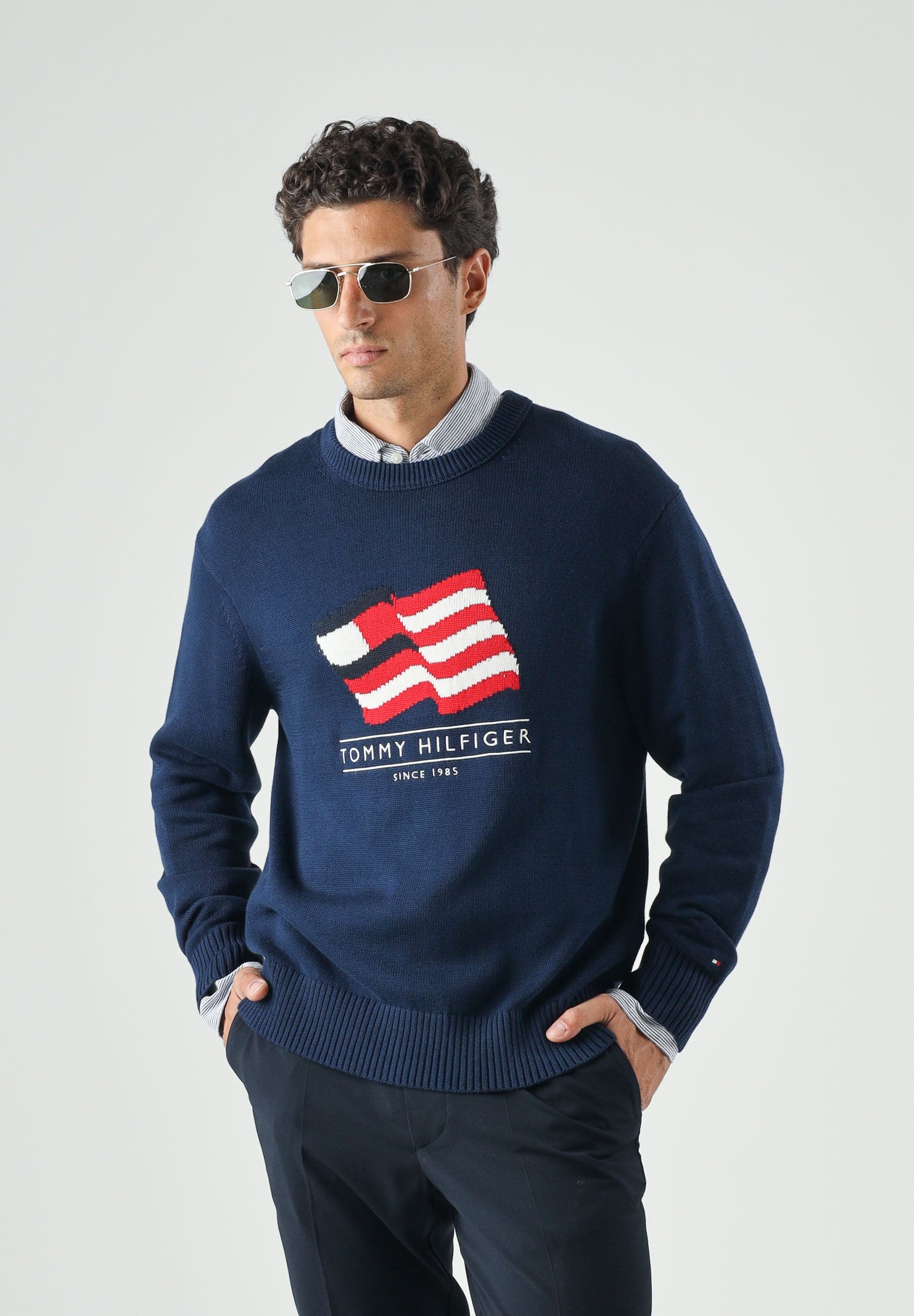 TOMMY HILFIGER Maglione RWB CREW, carbon navy blu da uomo con motivo grafico a bandiera Americana e logo ricamato.<BR/><BR/>. MW0MW43386 DCC TOMMY HILFIGER 