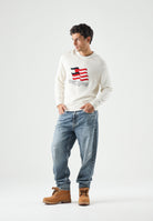 TOMMY HILFIGER Maglione FAG RELAXED, ivory avorio da uomo con motivo bandiera Americana in intarsio sul davanti.<BR/> MW0MW43386 Z00 TOMMY HILFIGER 