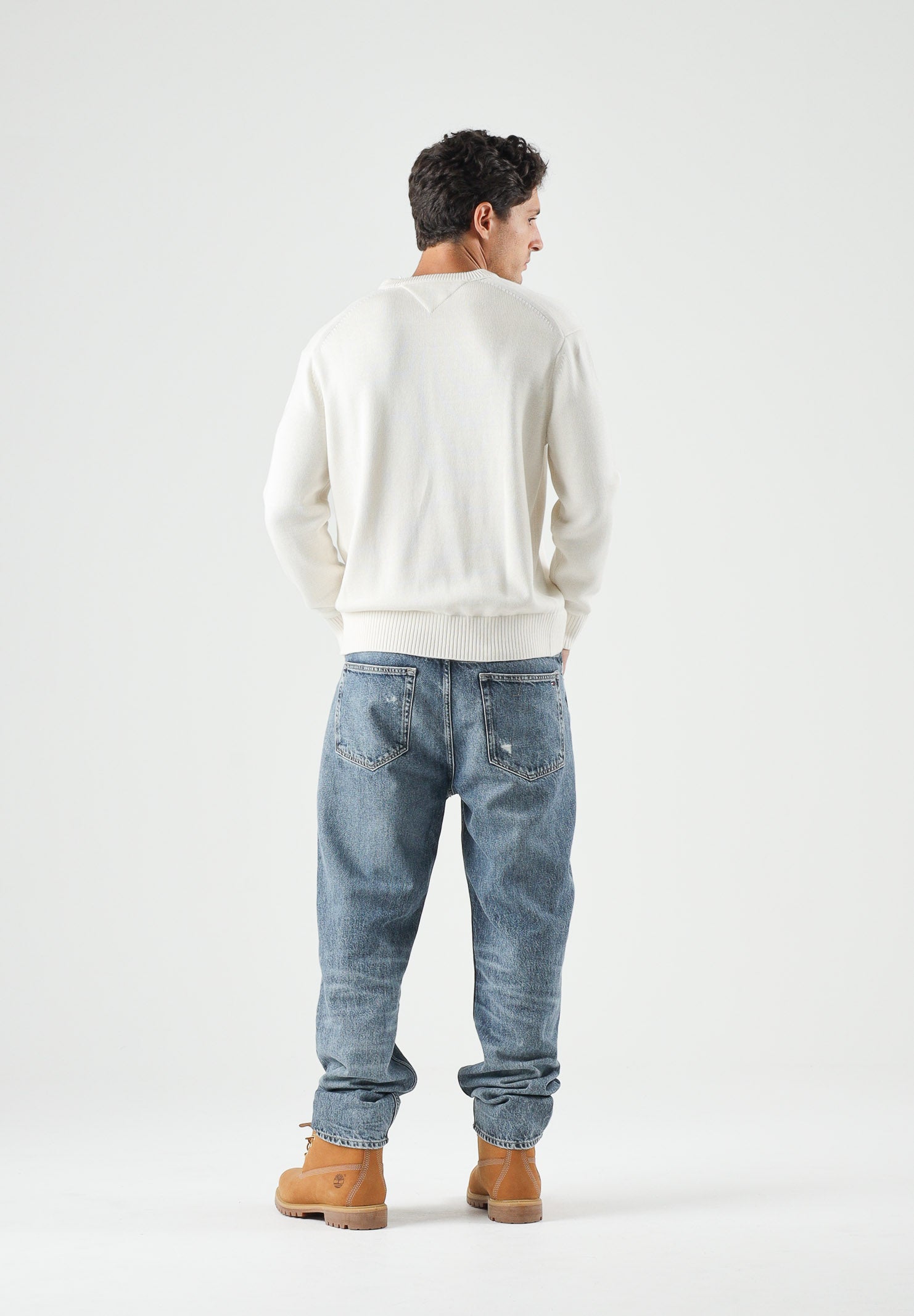 TOMMY HILFIGER Maglione FAG RELAXED, ivory avorio da uomo con motivo bandiera Americana in intarsio sul davanti.<BR/> MW0MW43386 Z00 TOMMY HILFIGER 