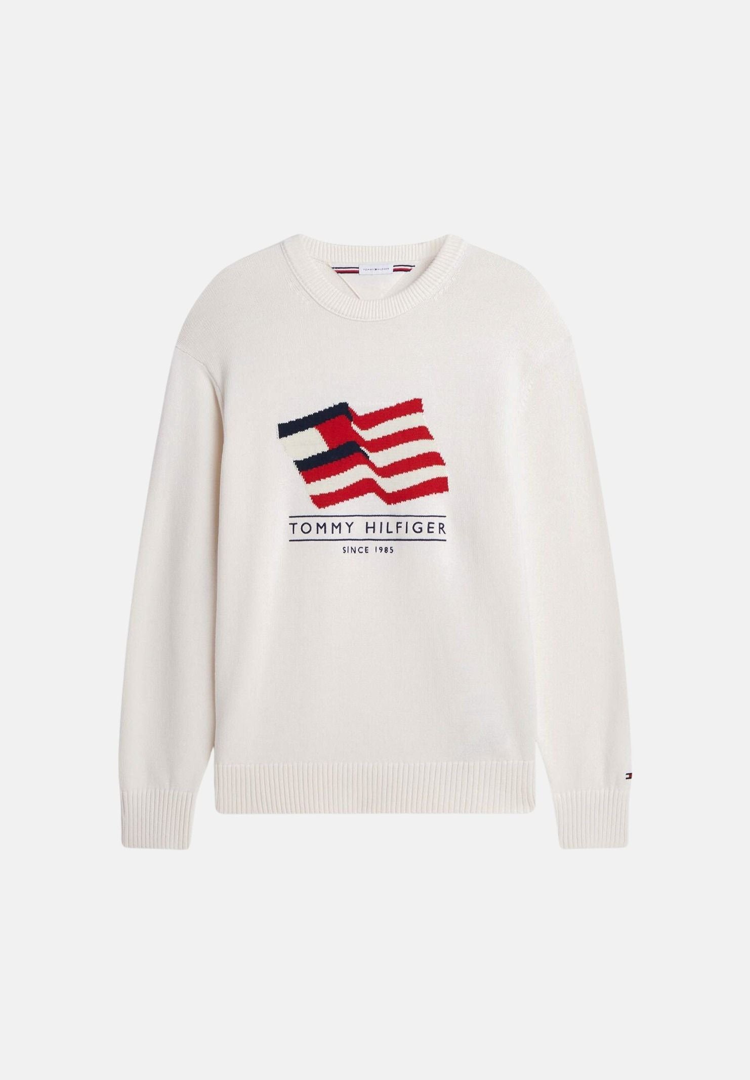 TOMMY HILFIGER Maglione FAG RELAXED, ivory avorio da uomo con motivo bandiera Americana in intarsio sul davanti.<BR/> MW0MW43386 Z00 TOMMY HILFIGER 