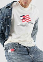 TOMMY HILFIGER T-shirt WAVY FLAG LOGO, pearl bianco, bianco-basico da uomo con logo frontale <BR/> MW0MW43387 Z00 TOMMY HILFIGER 
