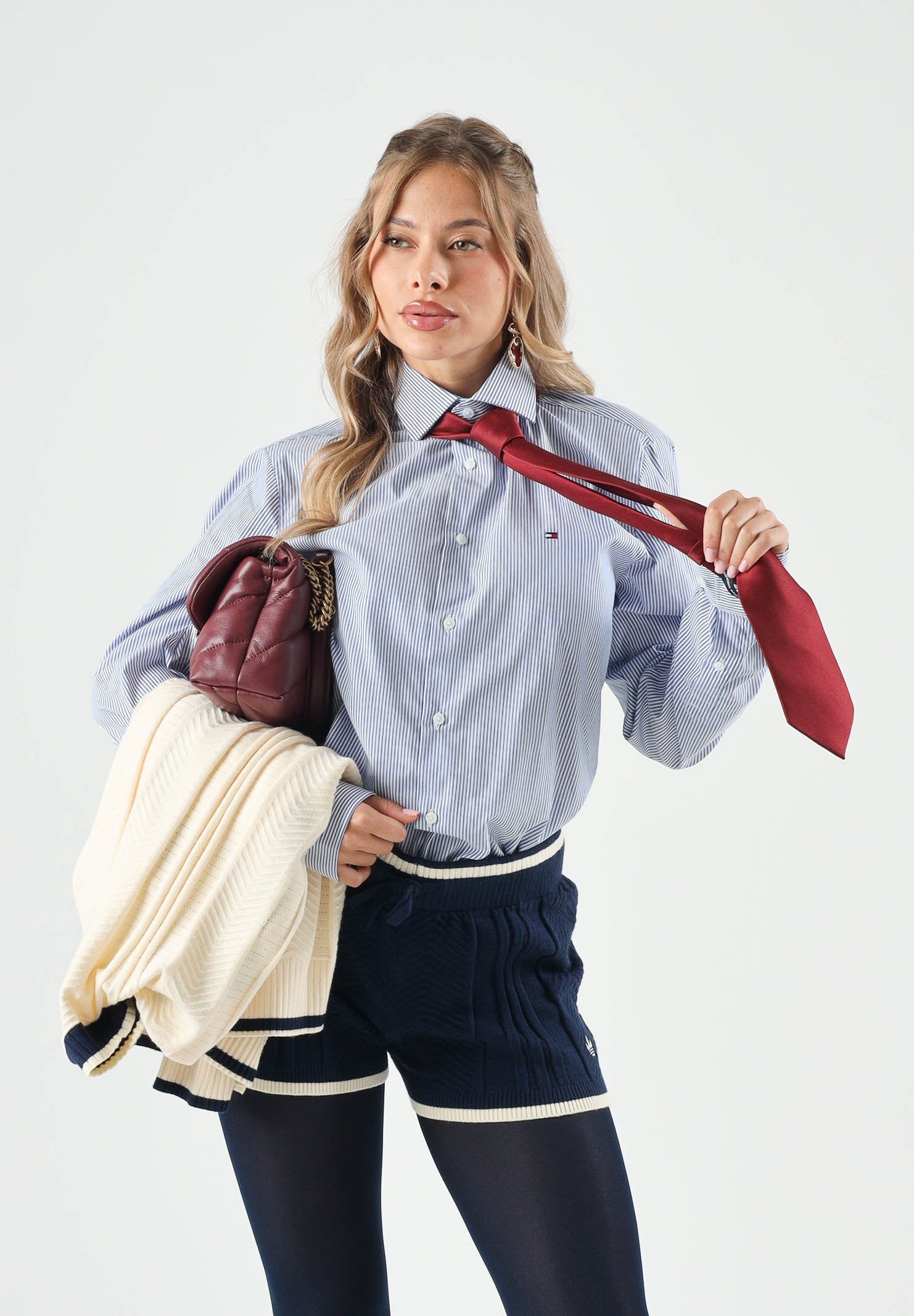 TOMMY HILFIGER Camicia STRIPE SHIRT, regal blue, azzurro e bianco da uomo e donna con motivo a righe verticali sottili.<BR/> MW0MW43746 C7F TOMMY HILFIGER 