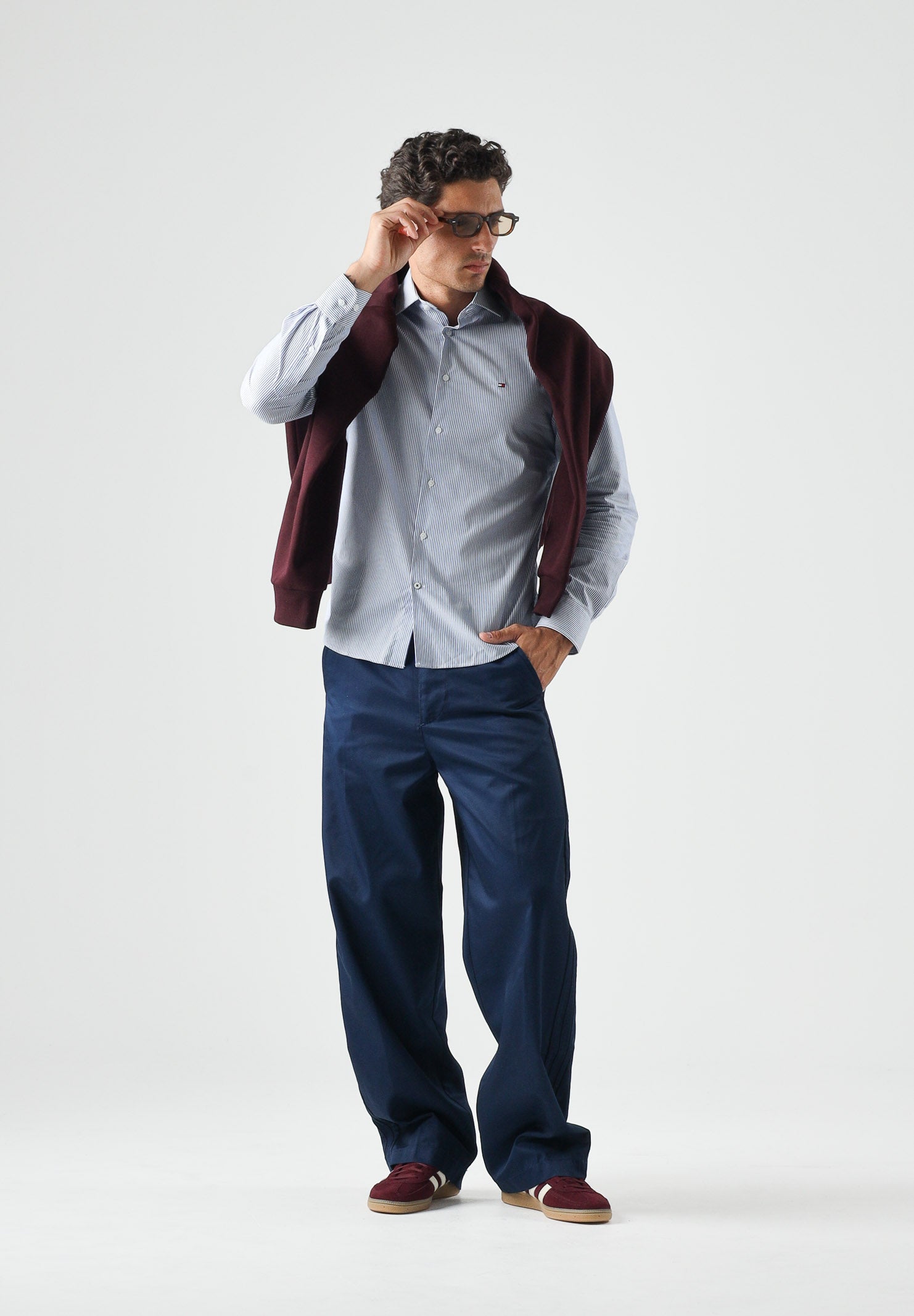 TOMMY HILFIGER Camicia STRIPE SHIRT, regal blue, azzurro e bianco da uomo e donna con motivo a righe verticali sottili.<BR/> MW0MW43746 C7F TOMMY HILFIGER 