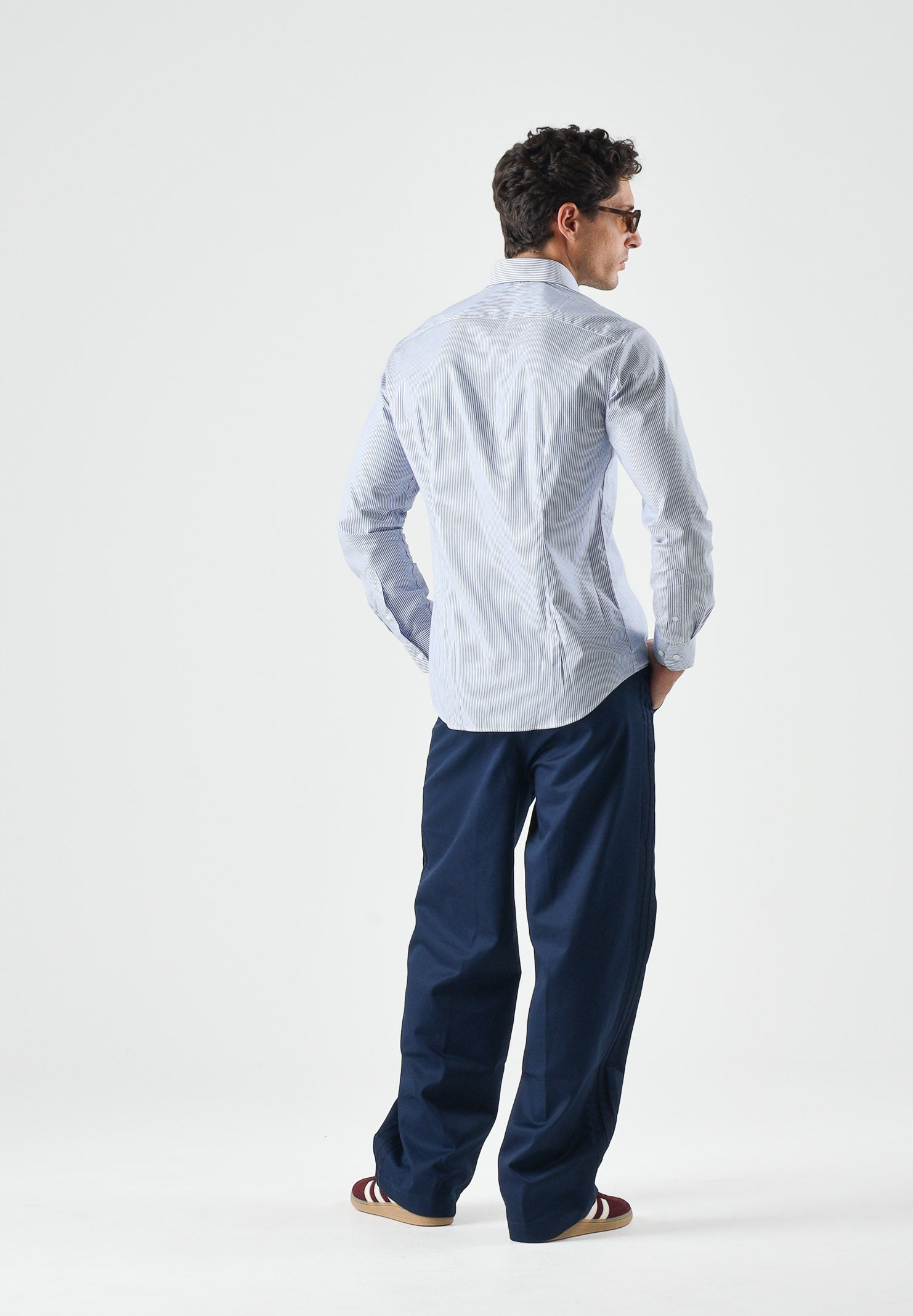 TOMMY HILFIGER Camicia STRIPE SHIRT, regal blue, azzurro e bianco da uomo e donna con motivo a righe verticali sottili.<BR/> MW0MW43746 C7F TOMMY HILFIGER 