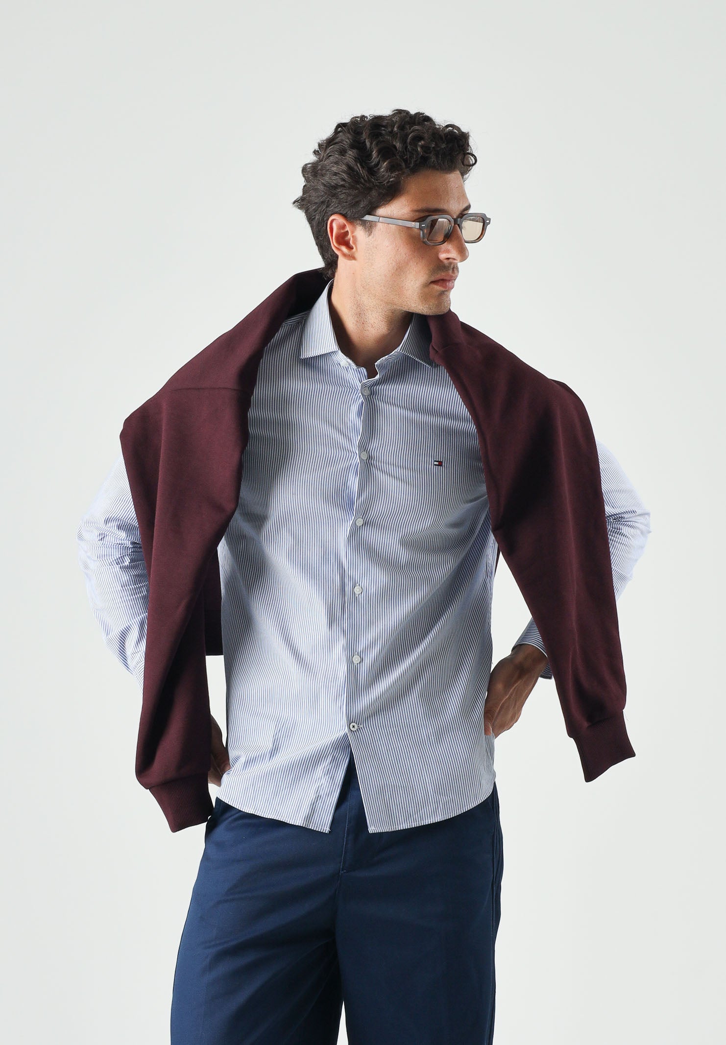TOMMY HILFIGER Camicia STRIPE SHIRT, regal blue, azzurro e bianco da uomo e donna con motivo a righe verticali sottili.<BR/> MW0MW43746 C7F TOMMY HILFIGER 