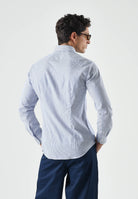 TOMMY HILFIGER Camicia STRIPE SHIRT, regal blue, azzurro e bianco da uomo e donna con motivo a righe verticali sottili.<BR/> MW0MW43746 C7F TOMMY HILFIGER 