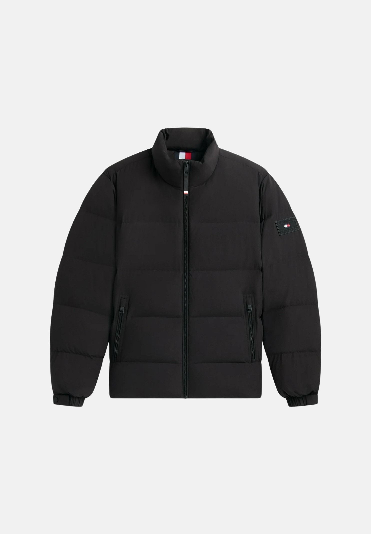 TOMMY HILFIGER Piumino LOGO PATCH DOWN PUFFER JACKET Black nero da uomo con imbottitura naturale in piumino d'anatra, vestibilità regular fit, collo alto, zip frontale integrale, trapuntatura orizzontale, tasche laterali con zip e patch logo gommato MW0MW45302 BDS TOMMY HILFIGER 