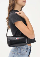 TOMMY JEANS Borsa a spalla Essential nera da donna con finitura lucida AW0AW17866 BDS TOMMY JEANS 