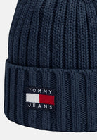 TOMMY JEANS Cappello blu navy per uomo e donna con lavorazione a costine e patch logo rettangolare sul risvolto AW0AW18979 AES TOMMY JEANS 