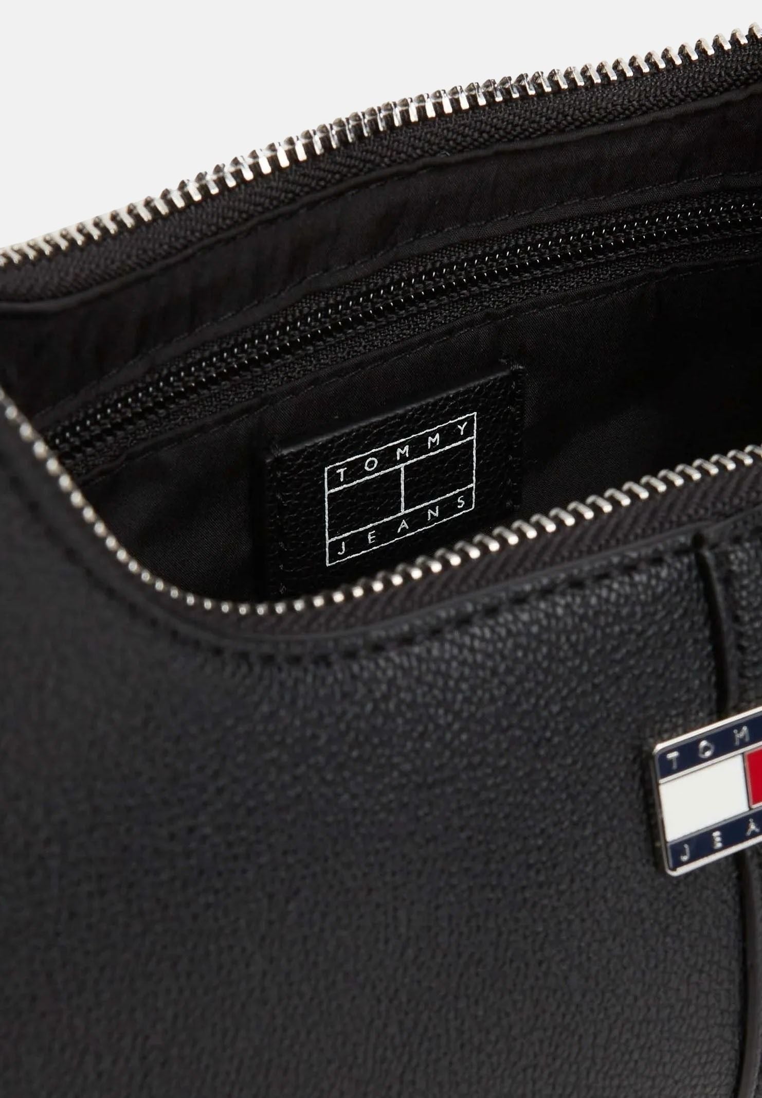 TOMMY JEANS Borsa a spalla nera per donna con silhouette hobo, chiusura con zip e logo flag frontale. AW0AW19059 BDS TOMMY JEANS 