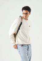 TOMMY JEANS FelpaTJM RED beige avorio da uomo con badge logo sul petto.<BR/> DM0DM21921 AEF TOMMY JEANS 