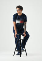 TOMMY JEANS T-shirt FLAG BADGE blu da uomo con logo centrale <BR/> DM0DM22645 C1G TOMMY JEANS 