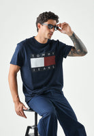 TOMMY JEANS T-shirt FLAG BADGE blu da uomo con logo centrale <BR/> DM0DM22645 C1G TOMMY JEANS 