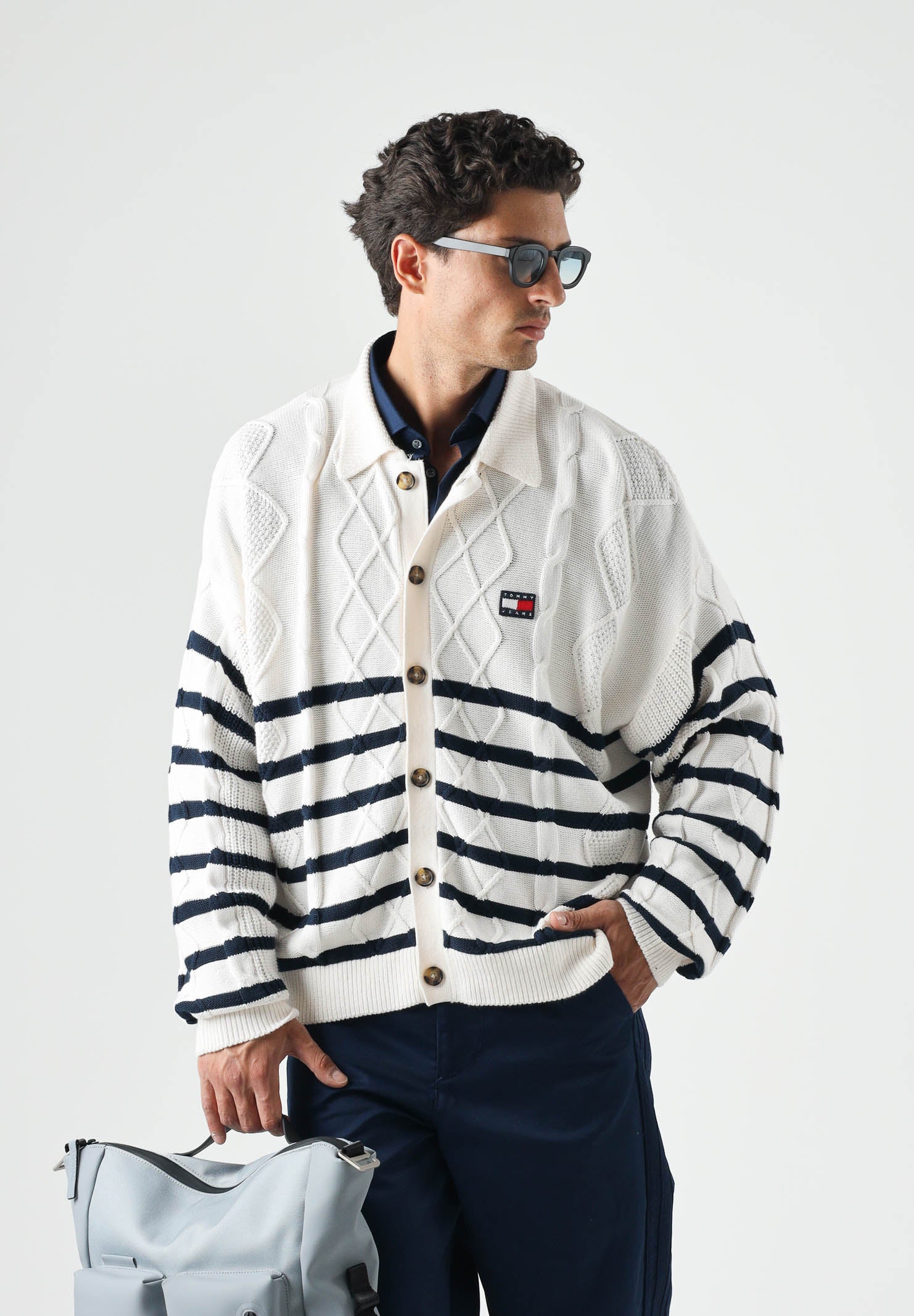 TOMMY JEANS Cardigan CABLE KNIT ancient white bianco da uomo con lavorazione a trecce e motivo a righe orizzontali. DM0DM23210 YBH TOMMY JEANS 