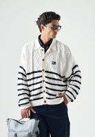 TOMMY JEANS Cardigan CABLE KNIT ancient white bianco da uomo con lavorazione a trecce e motivo a righe orizzontali. DM0DM23210 YBH TOMMY JEANS 