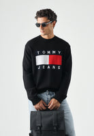 TOMMY JEANS Maglione FLAG LOGO CREWNECK nero da uomo<BR/> DM0DM23413 BDS TOMMY JEANS 