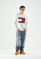 TOMMY JEANS Maglione FLAG LOGO CREWNECK ancient white biano da uomo<BR/> DM0DM23413 YBH TOMMY JEANS 