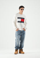TOMMY JEANS Maglione FLAG LOGO CREWNECK ancient white biano da uomo<BR/> DM0DM23413 YBH TOMMY JEANS 