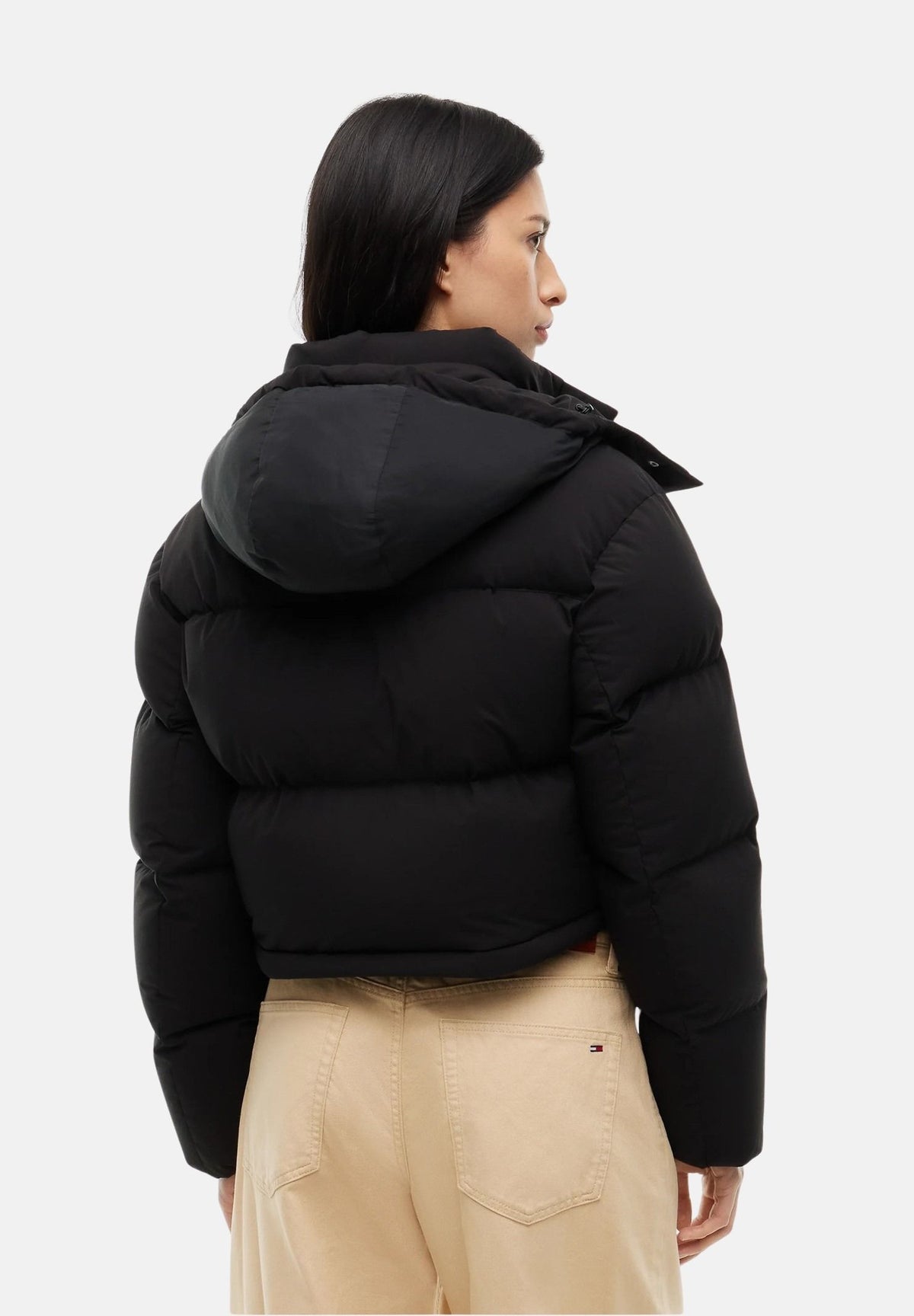TOMMY JEANS Piumino corto DOWN RELAXED ALASKA PUFFER JACKET Black nero da donna, con imbottitura in vera piuma naturale, cappuccio, collo alto, chiusura frontale con zip e trapuntatura a pannelli orizzontali. DW0DW18609 BDS TOMMY JEANS 
