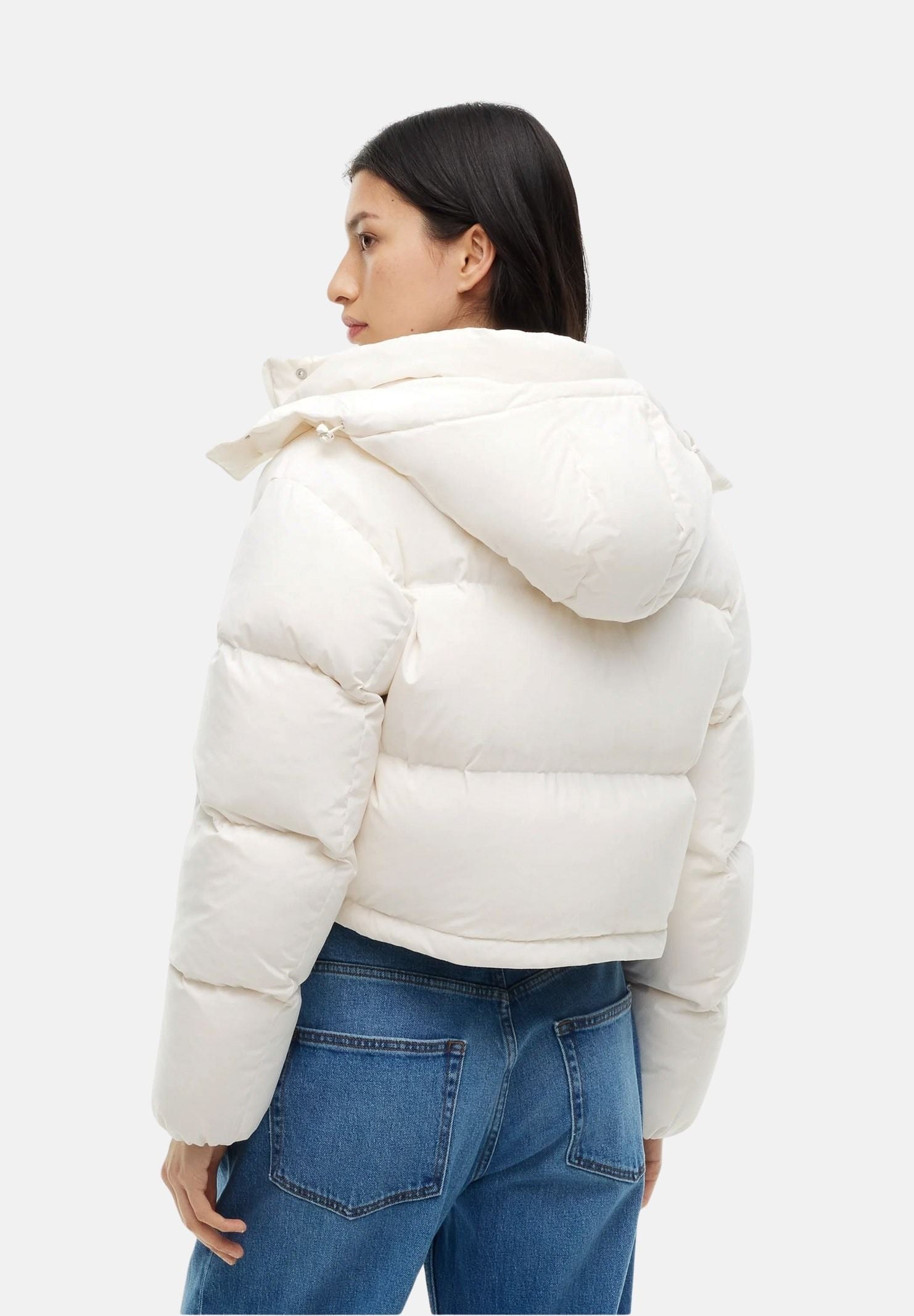 TOMMY JEANS Piumino ALASKA Off White bianco panna da donna con imbottitura in piumino naturale d'anatra, lunghezza corta, cappuccio, trapuntatura orizzontale e logo bandierina sul petto.<BR/> DW0DW18609 YBH TOMMY JEANS 