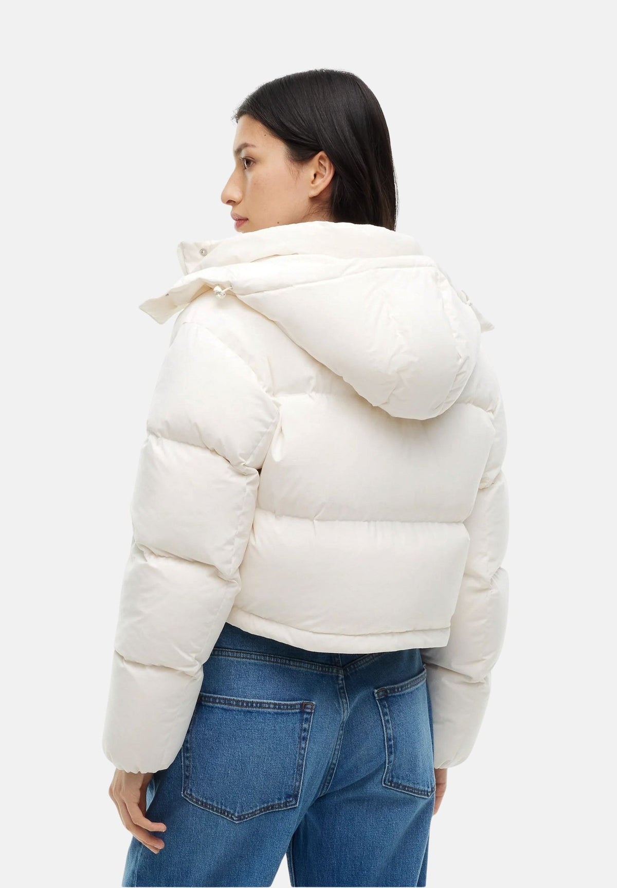 TOMMY JEANS Piumino ALASKA Off White bianco panna da donna con imbottitura in piumino naturale d'anatra, lunghezza corta, cappuccio, trapuntatura orizzontale e logo bandierina sul petto.<BR/> DW0DW18609 YBH TOMMY JEANS 