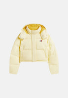 TOMMY JEANS Piumino ALASKA Day Lily giallo vaniglia chiaro da donna, con imbottitura in piumino naturale, cappuccio, trapuntatura e logo sul petto.<BR/> DW0DW18609 ZF9 TOMMY JEANS 