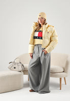 TOMMY JEANS Piumino ALASKA Day Lily giallo vaniglia chiaro da donna, con imbottitura in piumino naturale, cappuccio, trapuntatura e logo sul petto.<BR/> DW0DW18609 ZF9 TOMMY JEANS 