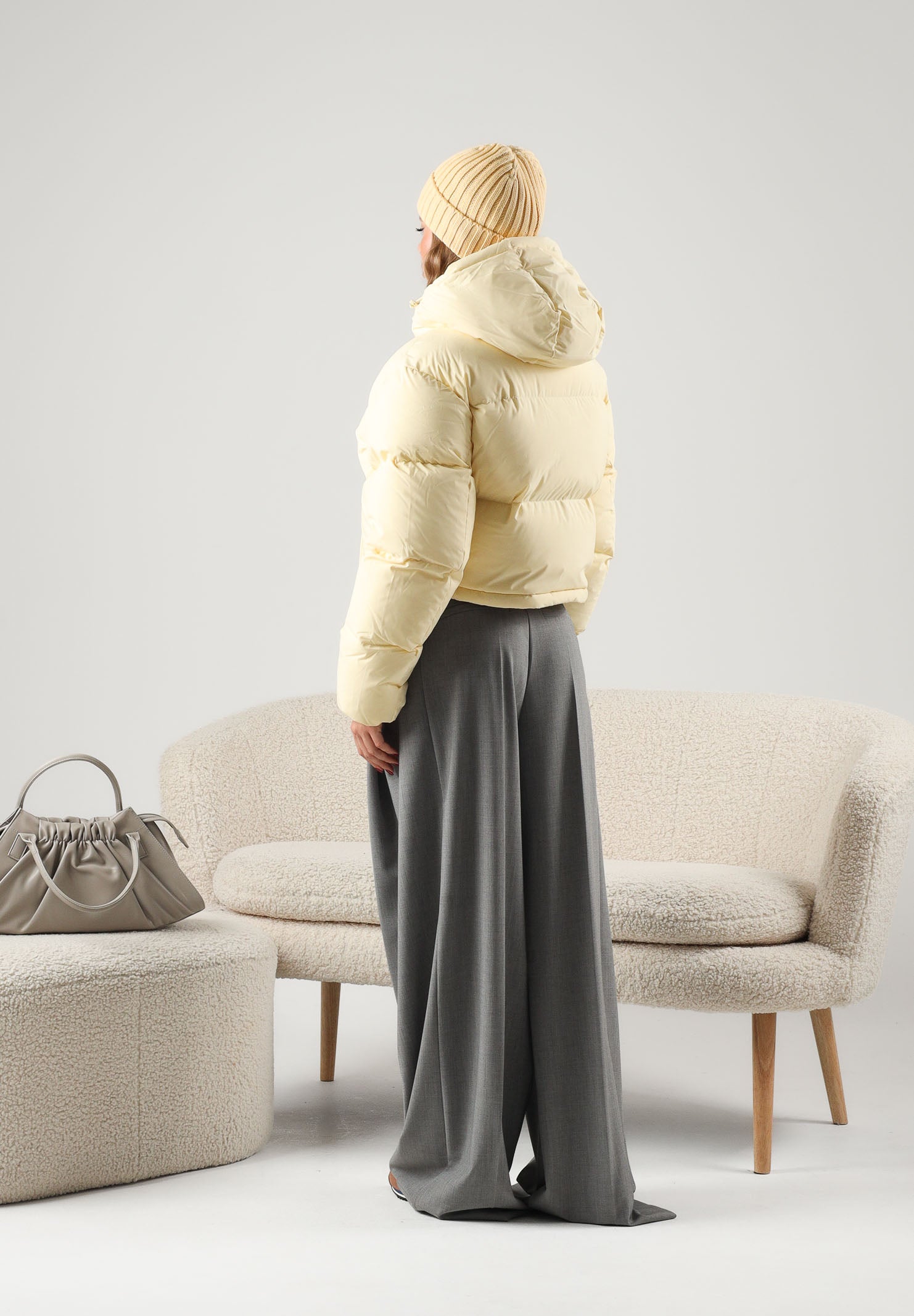 TOMMY JEANS Piumino ALASKA Day Lily giallo vaniglia chiaro da donna, con imbottitura in piumino naturale, cappuccio, trapuntatura e logo sul petto.<BR/> DW0DW18609 ZF9 TOMMY JEANS 