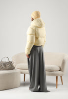 TOMMY JEANS Piumino ALASKA Day Lily giallo vaniglia chiaro da donna, con imbottitura in piumino naturale, cappuccio, trapuntatura e logo sul petto.<BR/> DW0DW18609 ZF9 TOMMY JEANS 