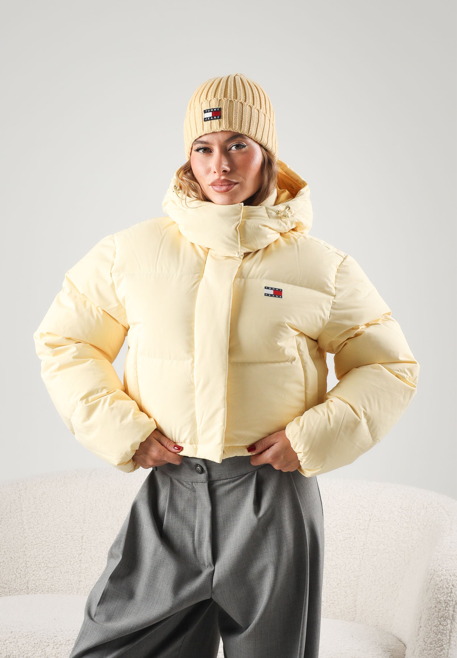 TOMMY JEANS Piumino ALASKA Day Lily giallo vaniglia chiaro da donna, con imbottitura in piumino naturale, cappuccio, trapuntatura e logo sul petto.<BR/> DW0DW18609 ZF9 TOMMY JEANS 