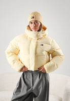 TOMMY JEANS Piumino ALASKA Day Lily giallo vaniglia chiaro da donna, con imbottitura in piumino naturale, cappuccio, trapuntatura e logo sul petto.<BR/> DW0DW18609 ZF9 TOMMY JEANS 