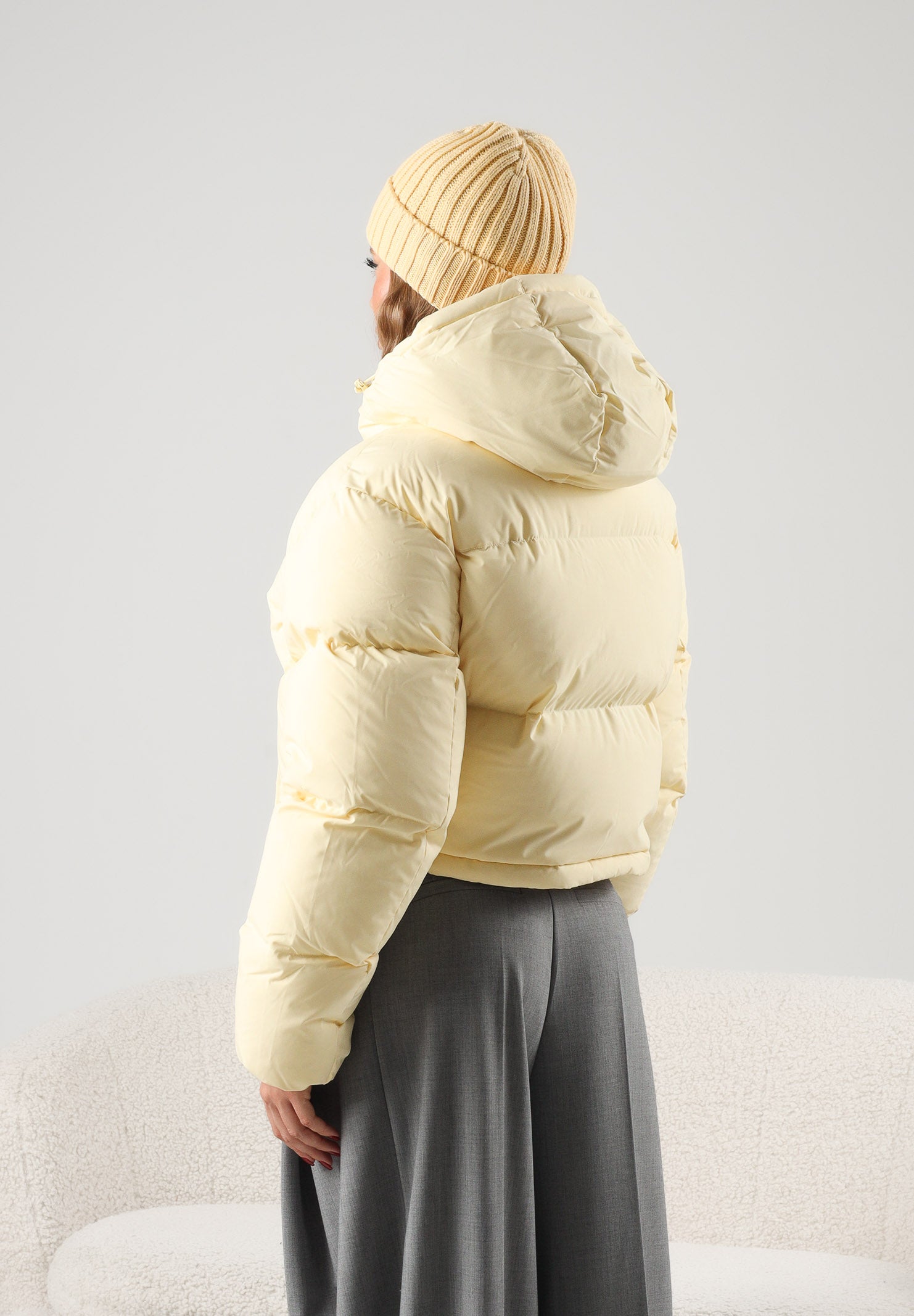 TOMMY JEANS Piumino ALASKA Day Lily giallo vaniglia chiaro da donna, con imbottitura in piumino naturale, cappuccio, trapuntatura e logo sul petto.<BR/> DW0DW18609 ZF9 TOMMY JEANS 