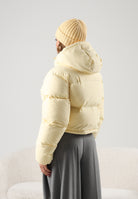 TOMMY JEANS Piumino ALASKA Day Lily giallo vaniglia chiaro da donna, con imbottitura in piumino naturale, cappuccio, trapuntatura e logo sul petto.<BR/> DW0DW18609 ZF9 TOMMY JEANS 