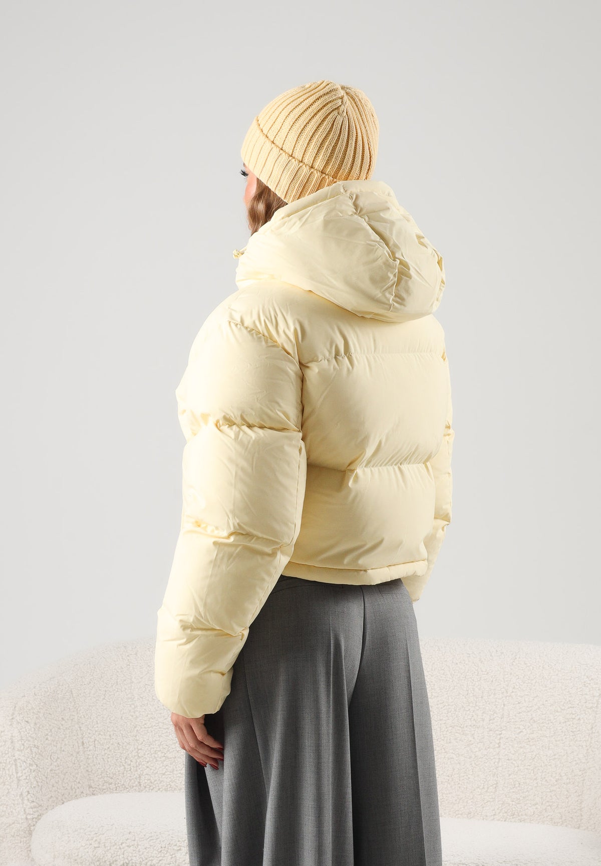 TOMMY JEANS Piumino ALASKA Day Lily giallo vaniglia chiaro da donna, con imbottitura in piumino naturale, cappuccio, trapuntatura e logo sul petto.<BR/> DW0DW18609 ZF9 TOMMY JEANS 