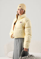 TOMMY JEANS Piumino ALASKA Day Lily giallo vaniglia chiaro da donna, con imbottitura in piumino naturale, cappuccio, trapuntatura e logo sul petto.<BR/> DW0DW18609 ZF9 TOMMY JEANS 