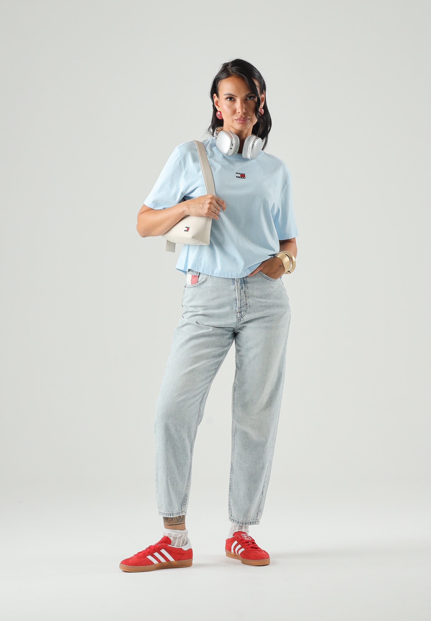 TOMMY JEANS t-shirt Tommy Badge Boxy Crew Neck T-Shirt celeste azzurro da  donna. DW0DW22202 C1R TOMMY JEANS 