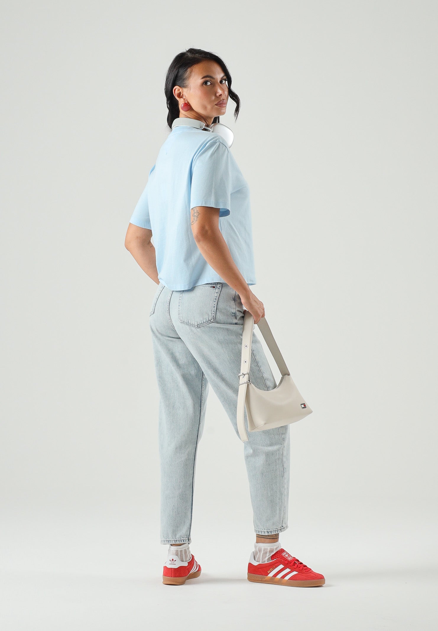 TOMMY JEANS t-shirt Tommy Badge Boxy Crew Neck T-Shirt celeste azzurro da  donna. DW0DW22202 C1R TOMMY JEANS 