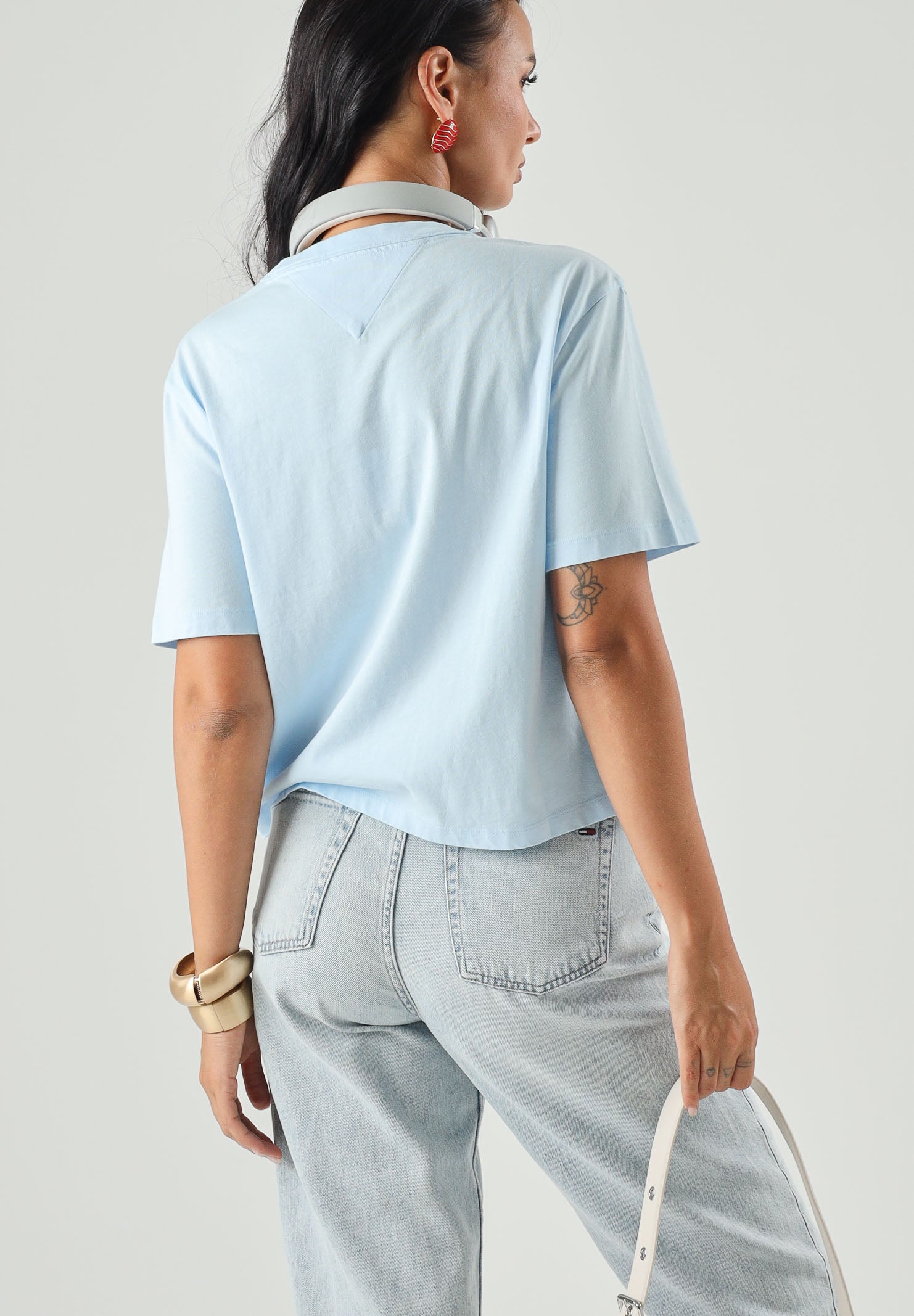 TOMMY JEANS t-shirt Tommy Badge Boxy Crew Neck T-Shirt celeste azzurro da  donna. DW0DW22202 C1R TOMMY JEANS 