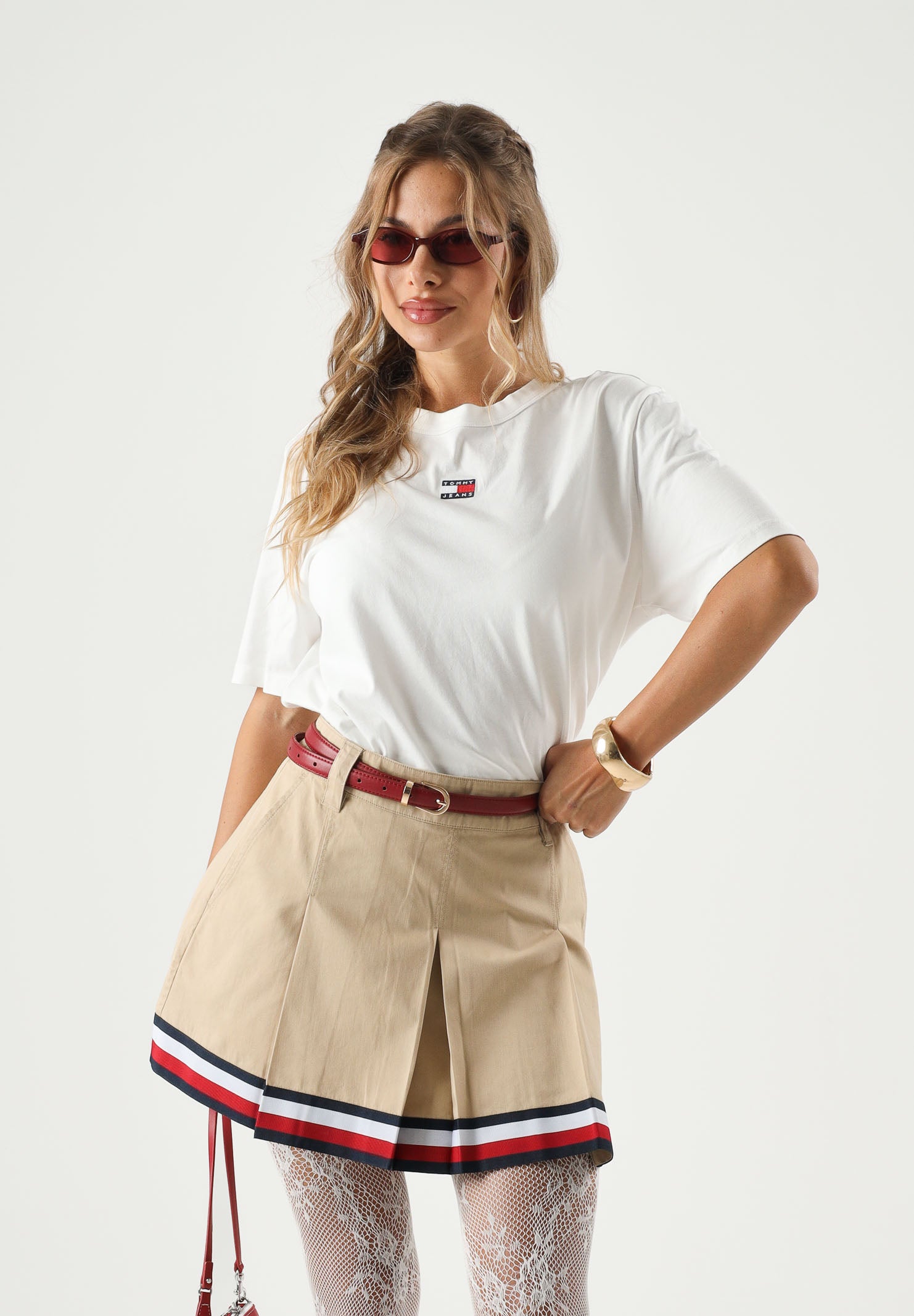 TOMMY JEANS t-shirt Tommy Badge Boxy Crew Neck T-Shirt ecru bianco, donna. DW0DW22202 YBL TOMMY JEANS 