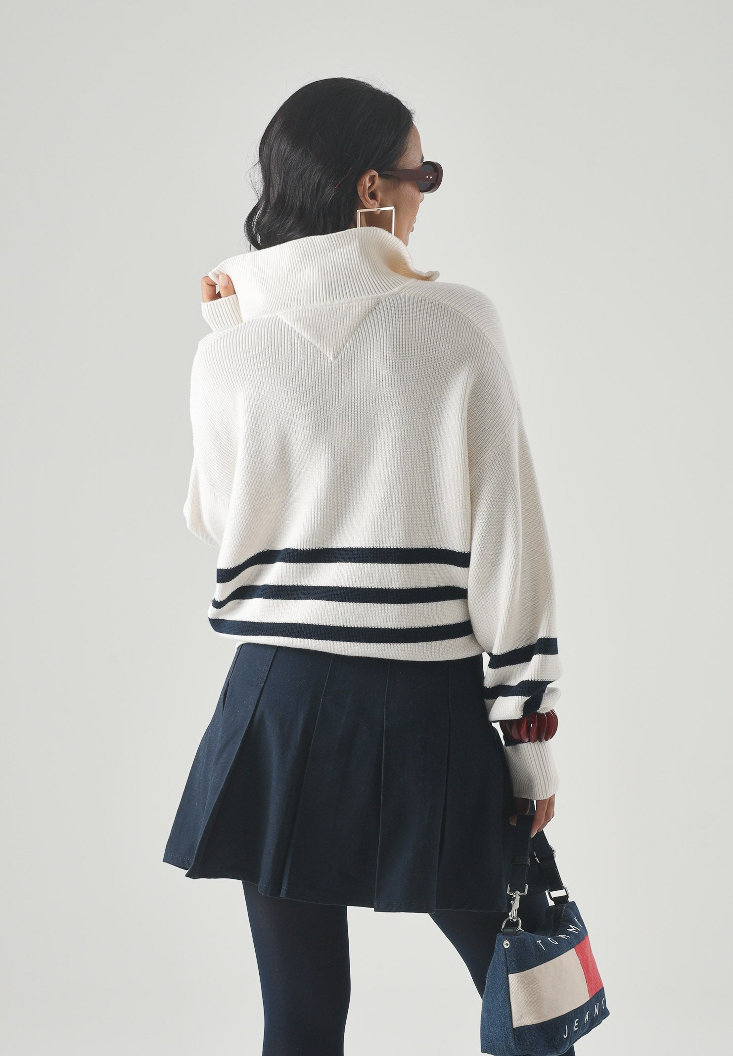 TOMMY JEANS maglione Tommy Badge Stripe Quarter-Zip Jumper Ancient White Stripe bianco/panna donna. DW0DW22928 YBH TOMMY JEANS 