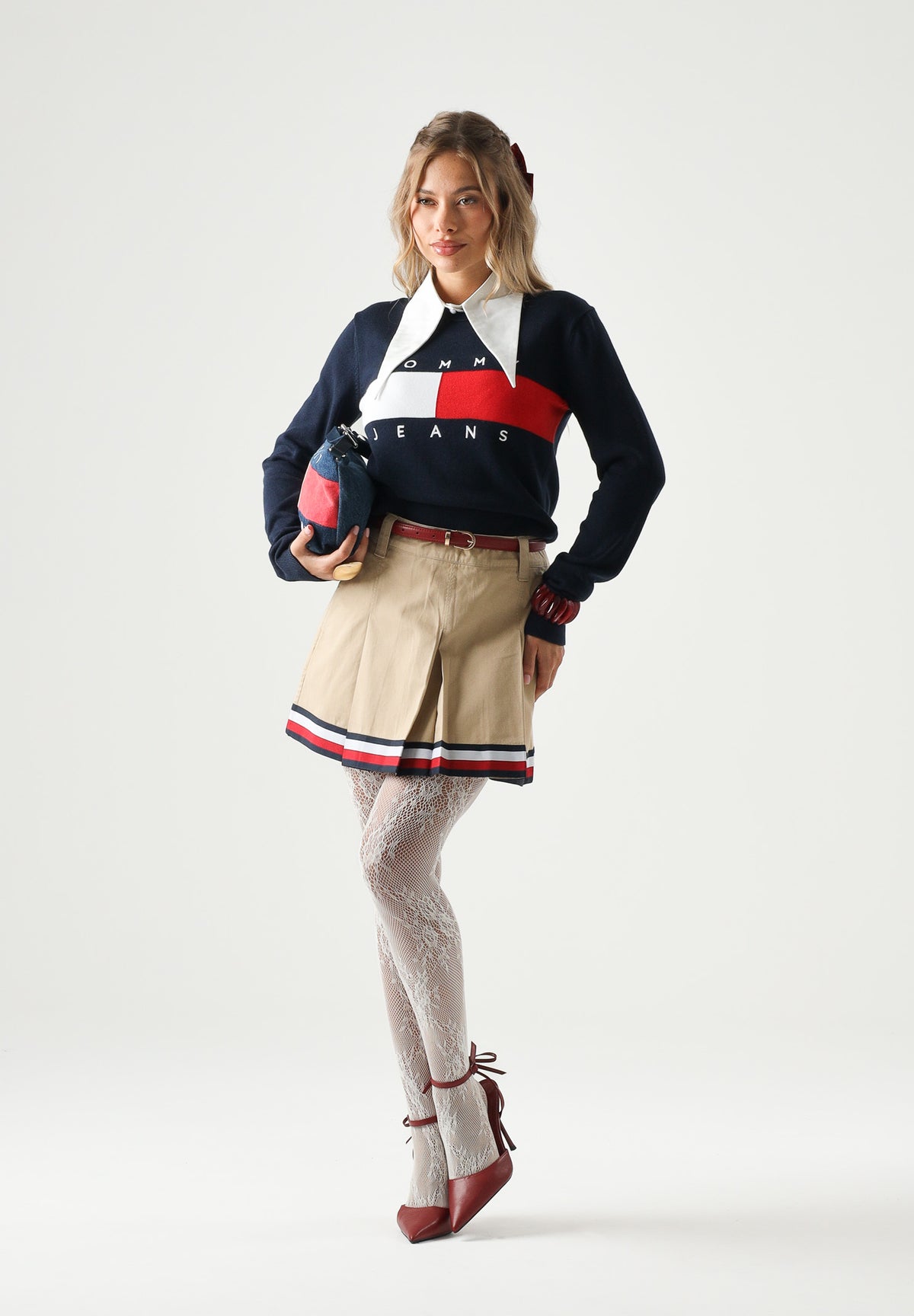 TOMMY JEANS Pullover girocollo FLAG indigo blu da donna con logo bandiera frontale. DW0DW22930 C1G TOMMY JEANS 