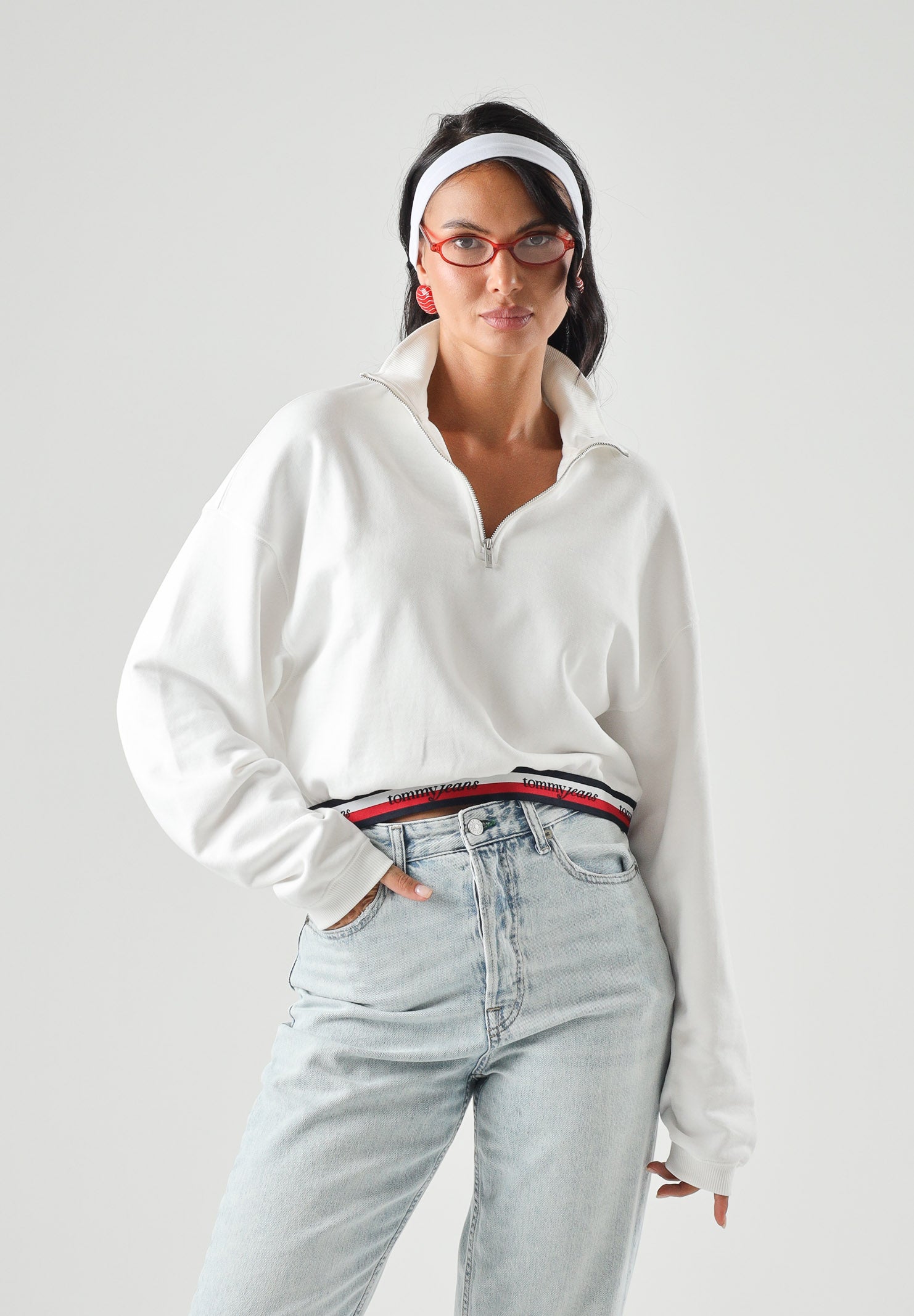 TOMMY JEANS Felpa BOXY QUARTER con zip, ecru-bianco da donna, con fondo righe tricolore<BR/> DW0DW23144 YBL TOMMY JEANS 