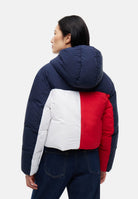 TOMMY JEANS Piumino FLAG COLOUR-BLOCKED Dark Blue blu navy scuro da donna, con inserti bianchi e rossi, cappuccio e fondo regolabile con coulisse. DW0DW23414 C1G TOMMY JEANS 