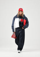 TOMMY JEANS Piumino FLAG COLOUR-BLOCKED Dark Blue blu navy scuro da donna, con inserti bianchi e rossi, cappuccio e fondo regolabile con coulisse. DW0DW23414 C1G TOMMY JEANS 