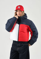 TOMMY JEANS Piumino FLAG COLOUR-BLOCKED Dark Blue blu navy scuro da donna, con inserti bianchi e rossi, cappuccio e fondo regolabile con coulisse. DW0DW23414 C1G TOMMY JEANS 