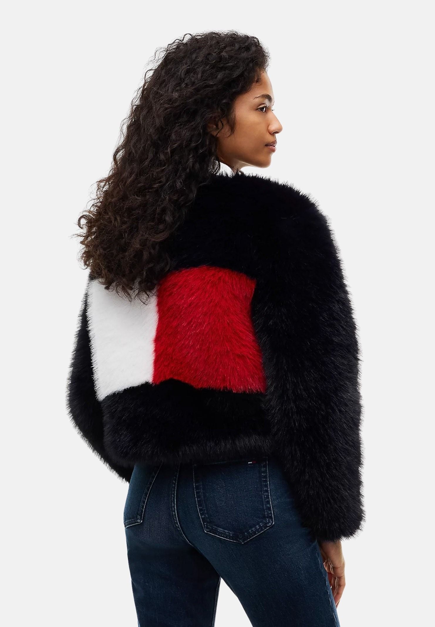 TOMMY JEANS Pelliccia sintetica TOMMY FLAG COLOUR-BLOCKED FAUX FUR Dark Blue blu notte da donna con maxi bandierina frontale bianca e rossa DW0DW23428 C1G TOMMY JEANS 