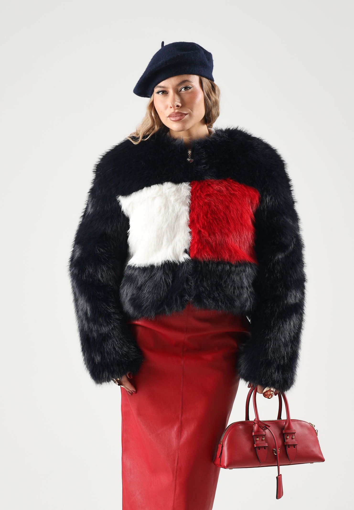 TOMMY JEANS Pelliccia sintetica TOMMY FLAG COLOUR-BLOCKED FAUX FUR Dark Blue blu notte da donna con maxi bandierina frontale bianca e rossa, linea corta, collo rotondo, maniche lunghe e zip frontale integrale. DW0DW23428 C1G TOMMY JEANS 